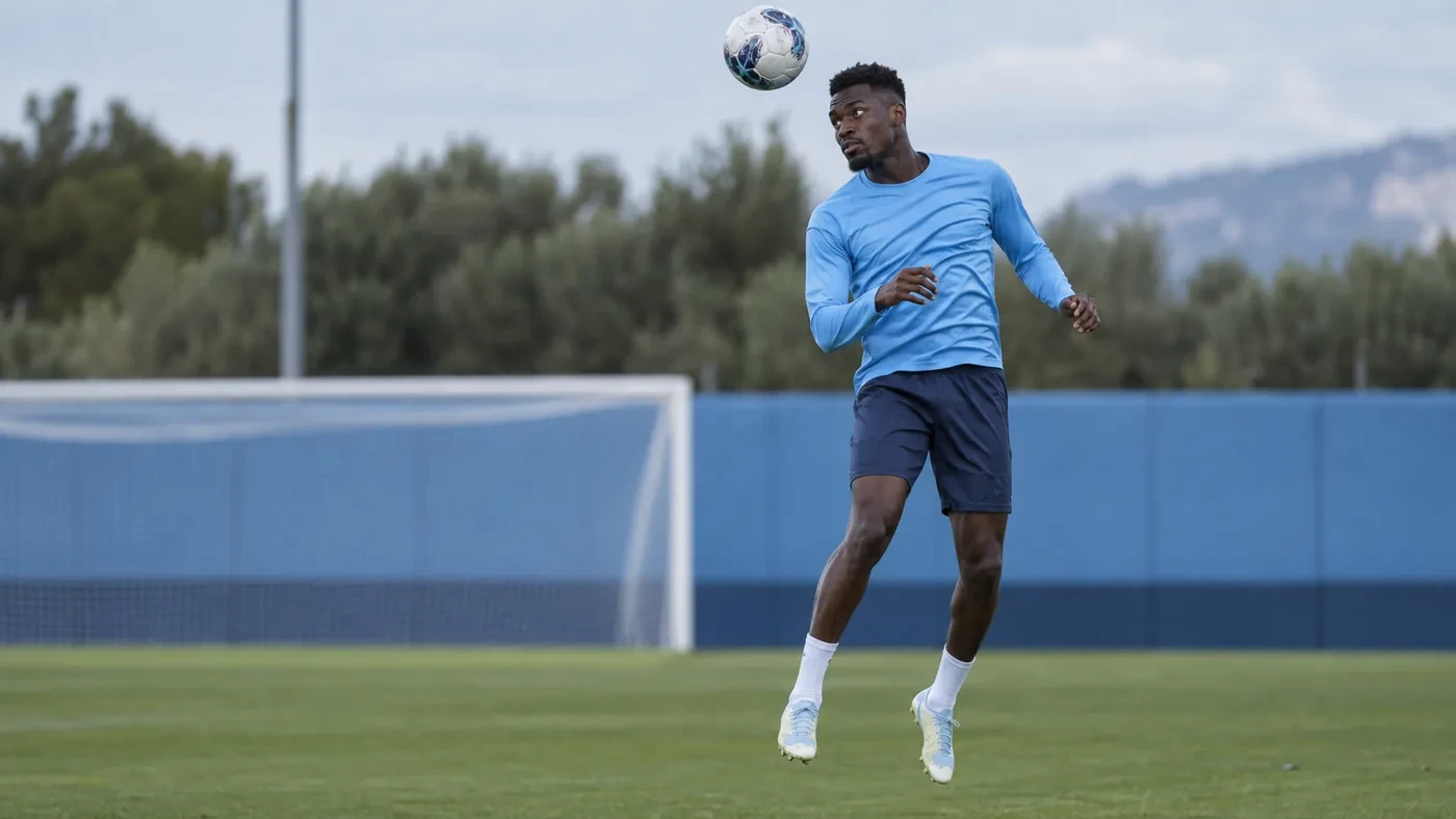 Benoît Badiashile tập đánh đầu phòng ngự tại sân tập Napoli