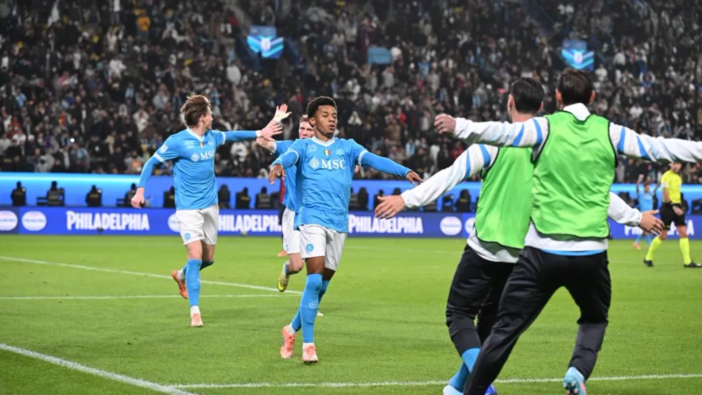 Các cầu thủ Napoli hướng về đồng đội trong một khoảnh khắc trên sân