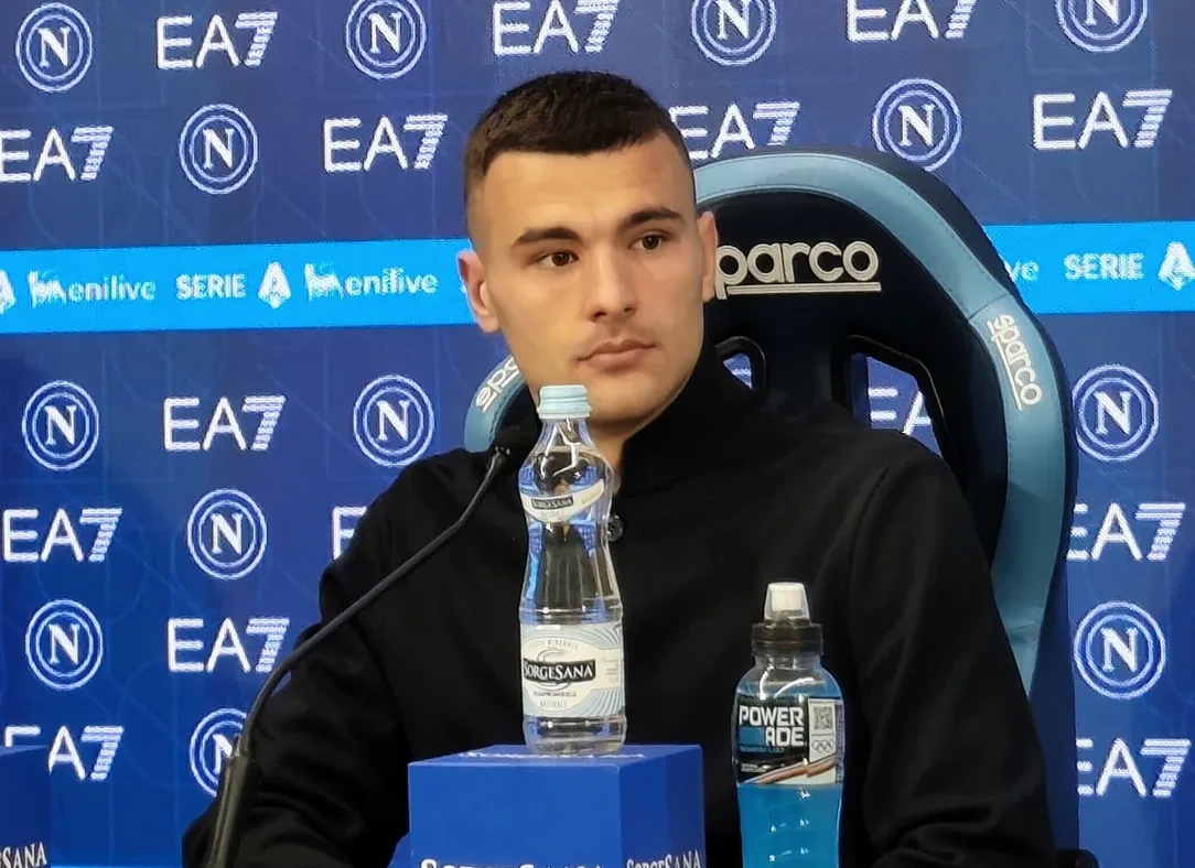 Alessandro Buongiorno tại một buổi họp báo của Napoli