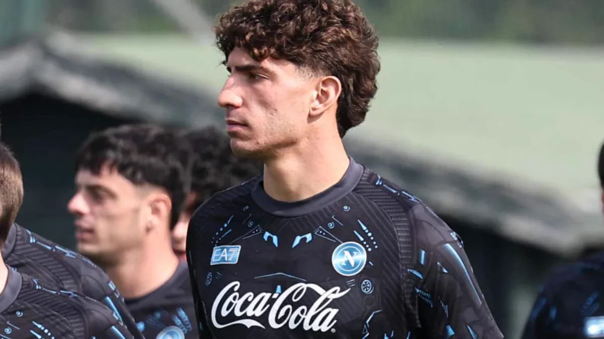 Luca Marianucci trong trang phục tập luyện của Napoli