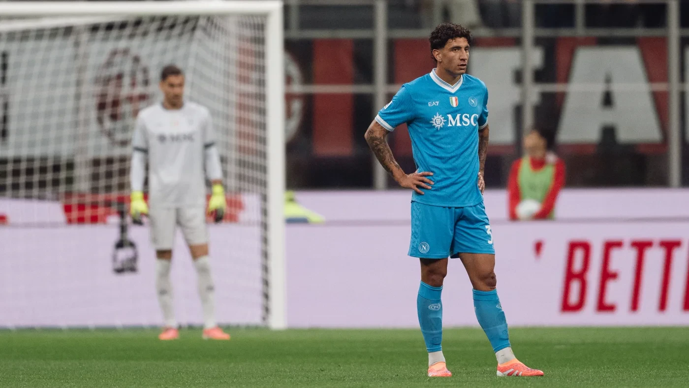Luca Marianucci quan sát thế trận trong màu áo Napoli