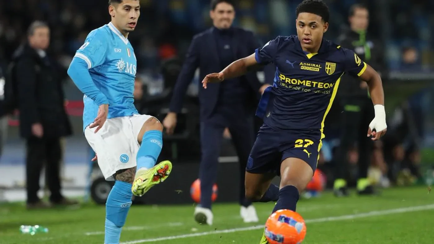 Mathias Olivera tranh chấp và ngăn đường bóng ở hành lang trái của Napoli