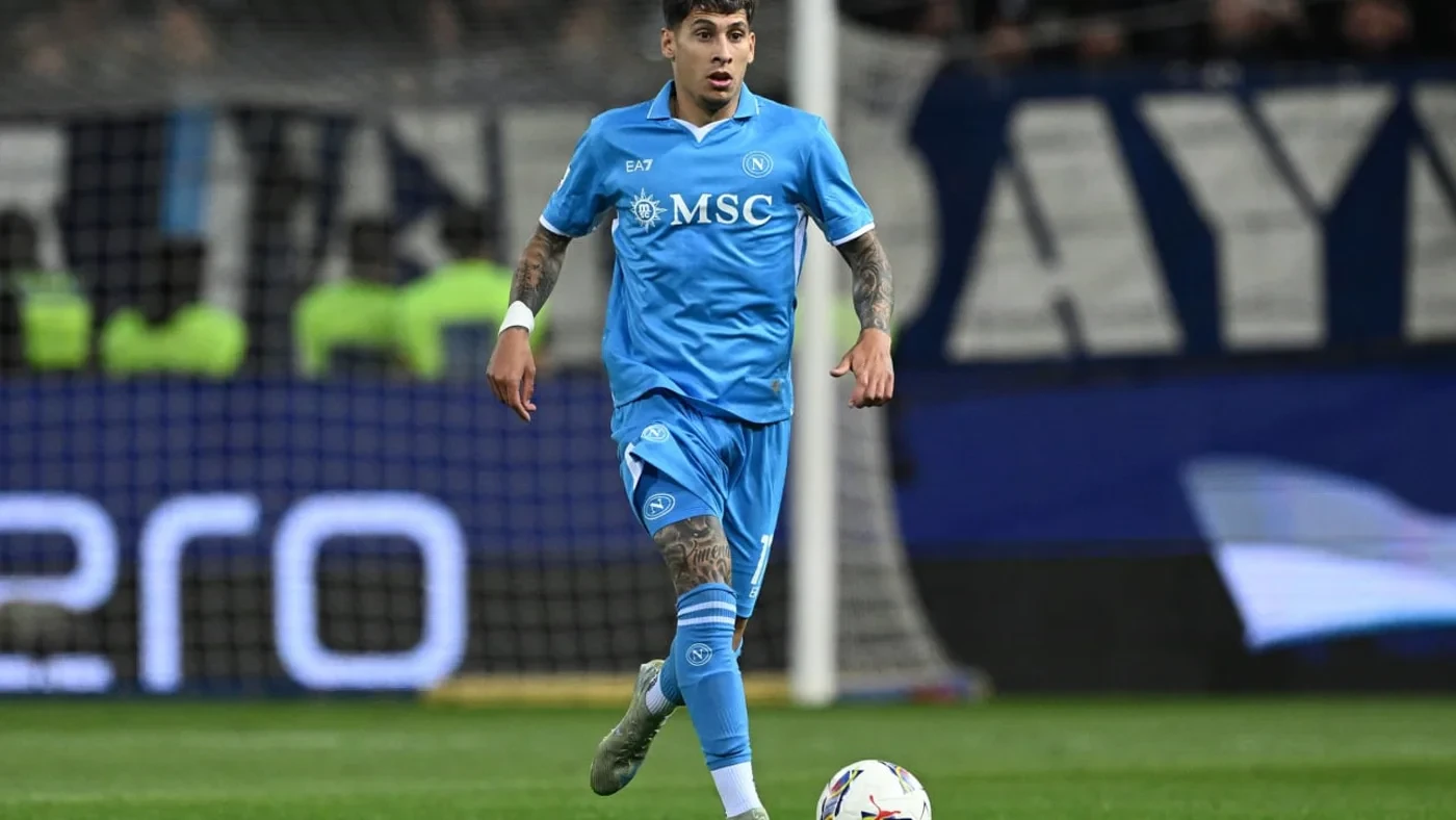 Mathias Olivera dẫn bóng trong màu áo Napoli