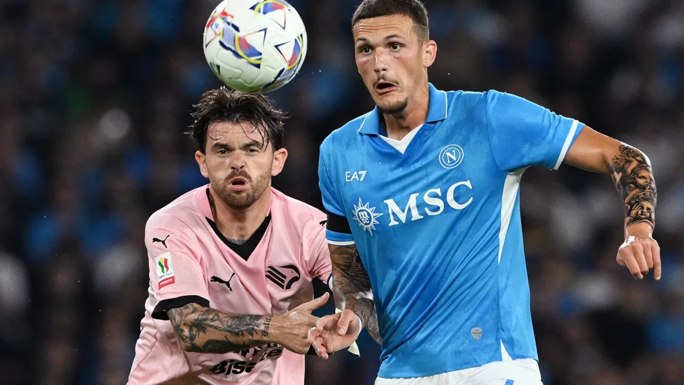 Rafa Marín tranh chấp bóng bổng trong màu áo Napoli