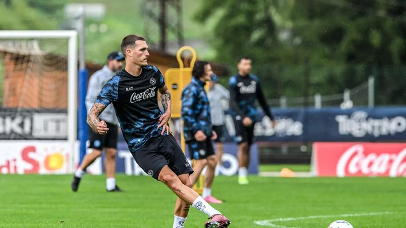 Rafa Marín thực hiện bài tập chuyền bóng của Napoli