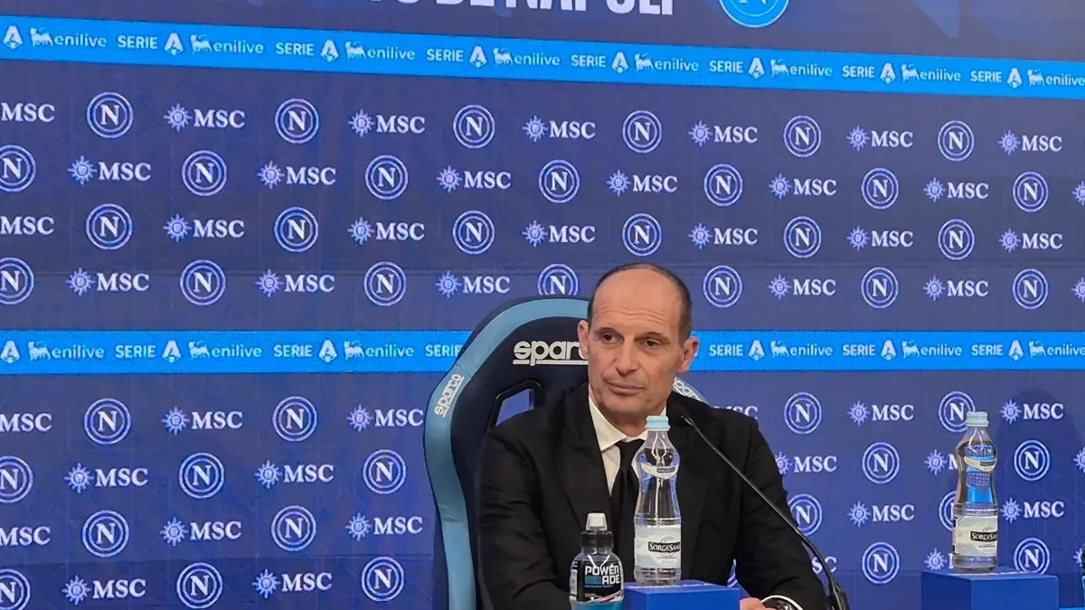 Massimiliano Allegri trong buổi họp báo của Napoli