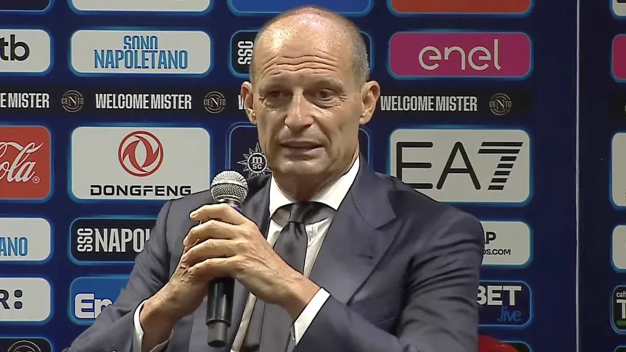 Massimiliano Allegri trao đổi trong ngày ra mắt Napoli