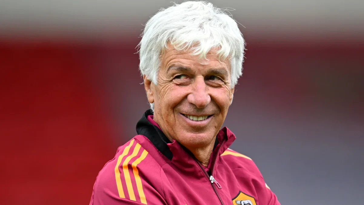 Gian Piero Gasperini trong trang phục tập luyện của Roma