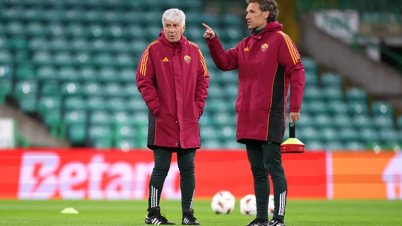 Gian Piero Gasperini trao đổi cùng trợ lý trên sân tập Roma