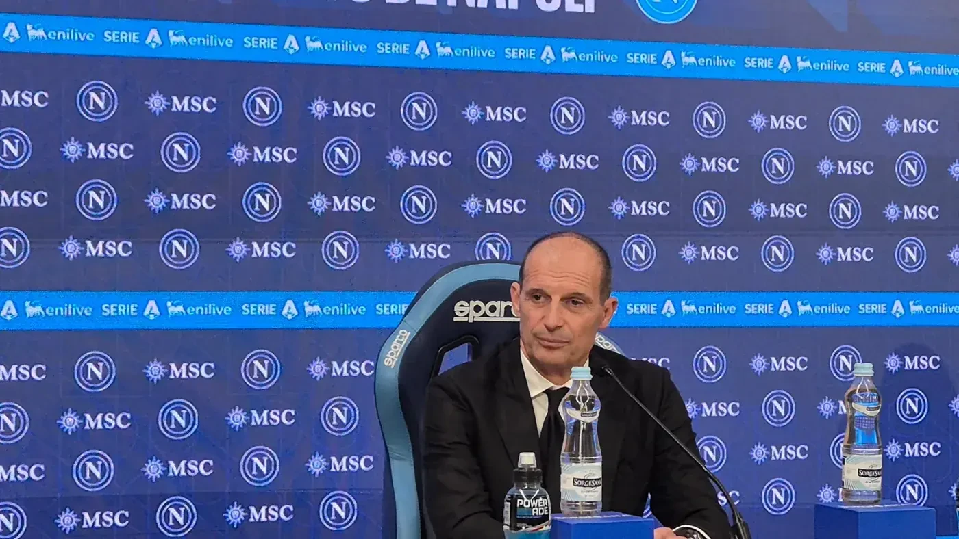 Massimiliano Allegri trong phòng họp báo của Napoli