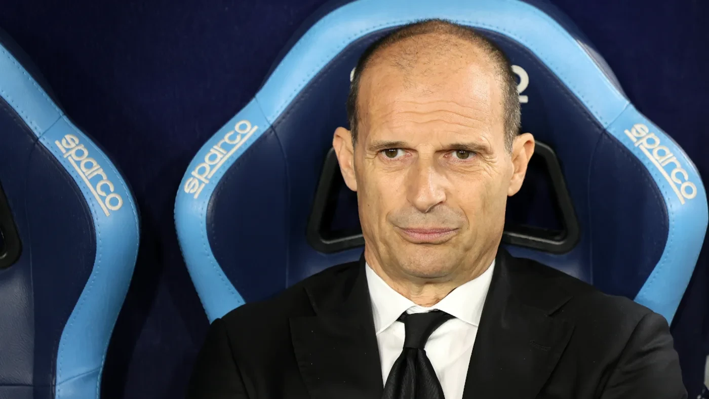 Massimiliano Allegri quan sát từ khu vực kỹ thuật
