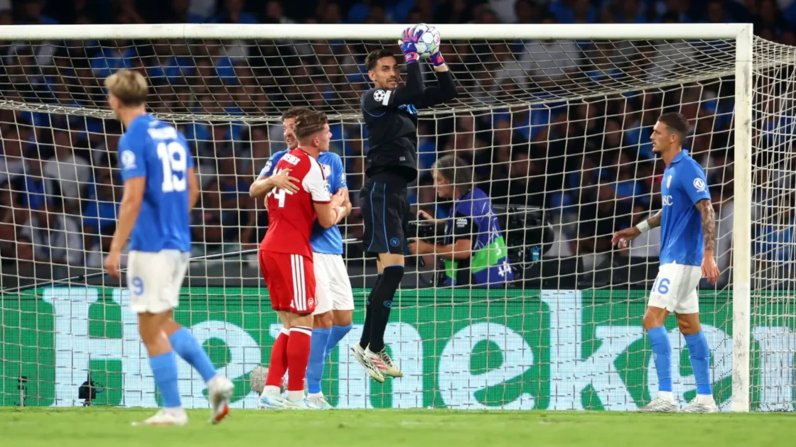 Alex Meret bắt gọn bóng bổng trong vòng cấm Napoli