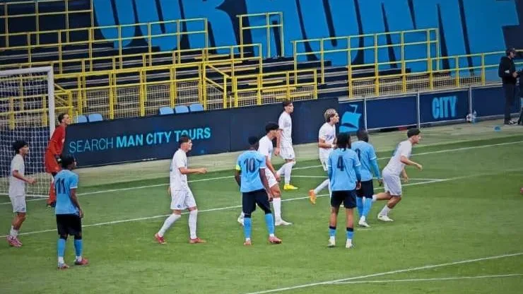 Claudio Pugliese trong khung thành Napoli tại một trận UEFA Youth League