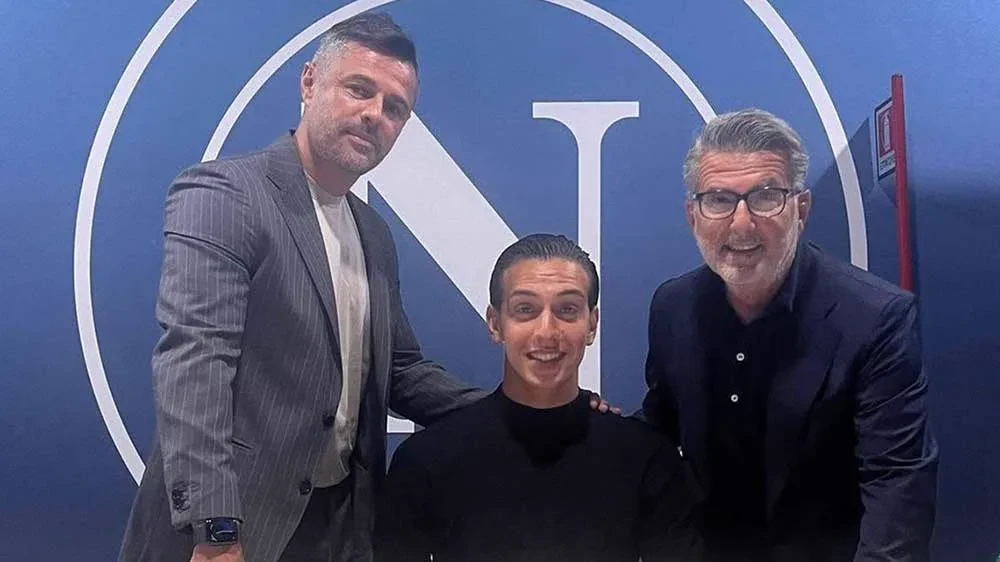 Claudio Pugliese trong ngày ký hợp đồng với Napoli Primavera