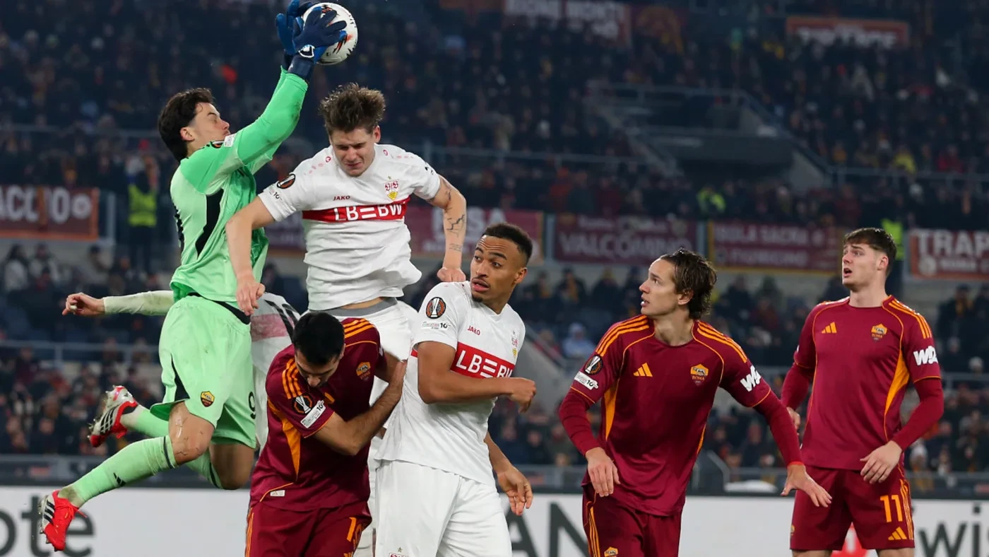Mile Svilar băng ra bắt bóng bổng trong trận đấu của Roma