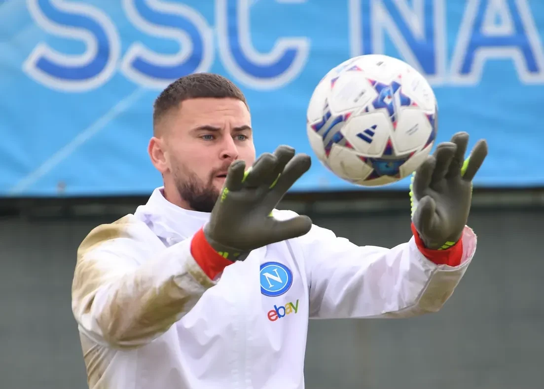 Nikita Contini tập bắt bóng trong trang phục Napoli