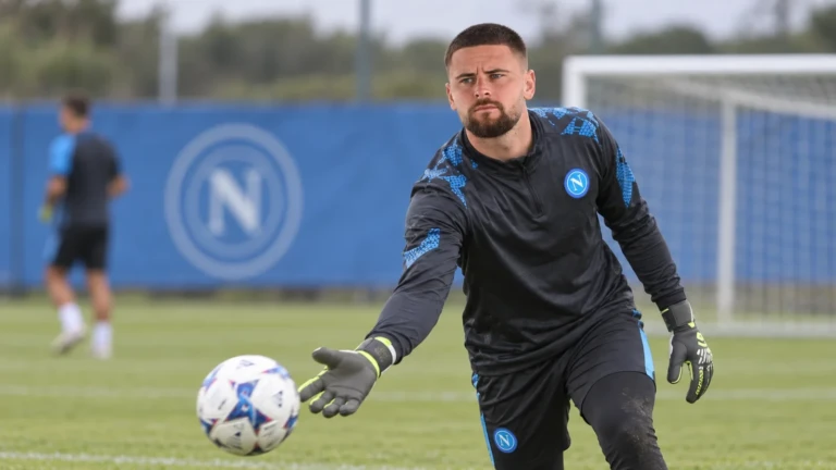 Nikita Contini lăn bóng thấp trong buổi tập của Napoli