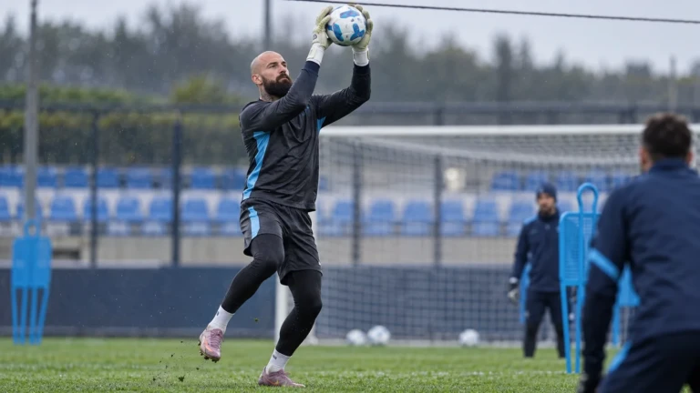Vanja Milinković-Savić bắt bóng bổng trong buổi tập Napoli