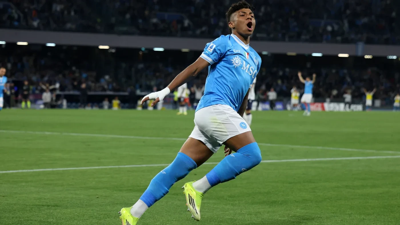 Alisson Santos ăn mừng bàn thắng cho Napoli