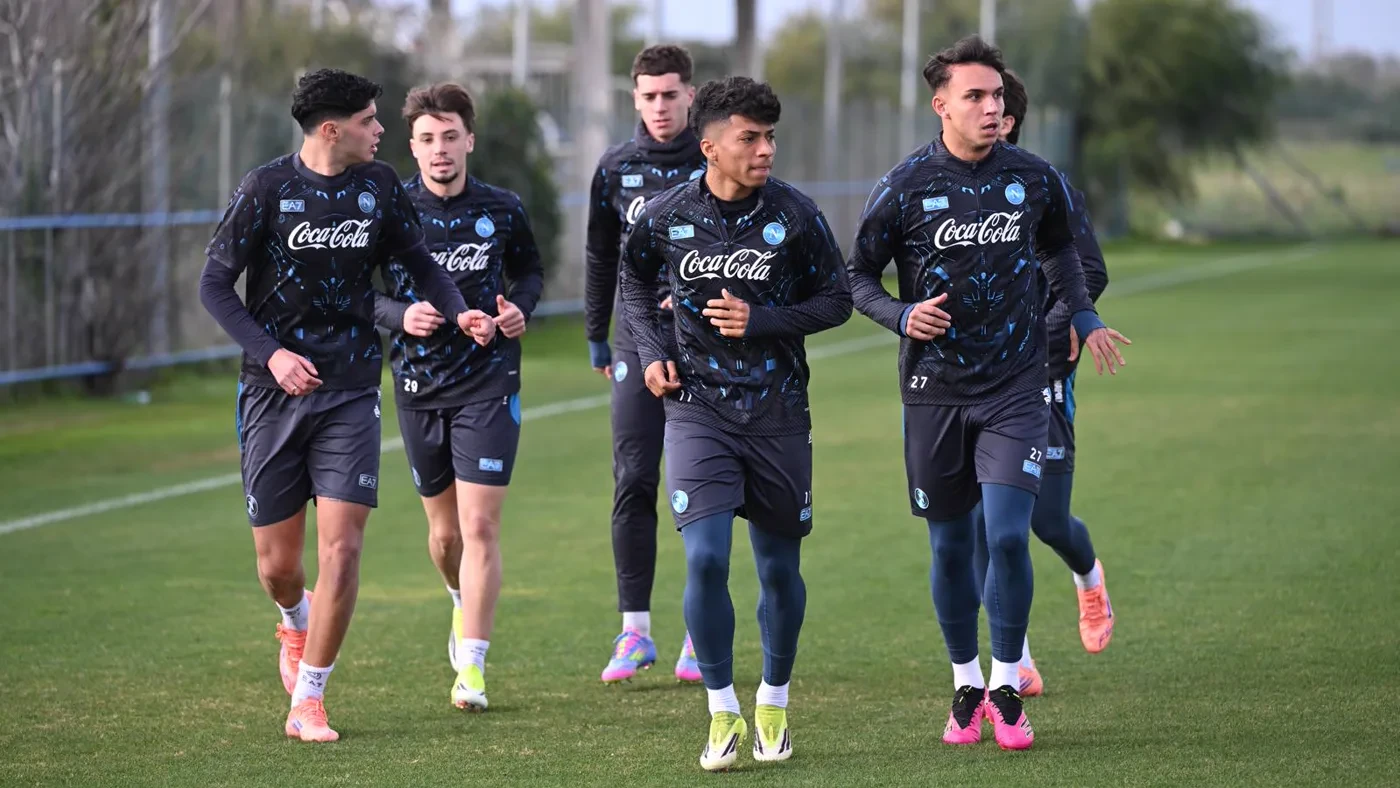 Alisson Santos tập luyện cùng các đồng đội Napoli