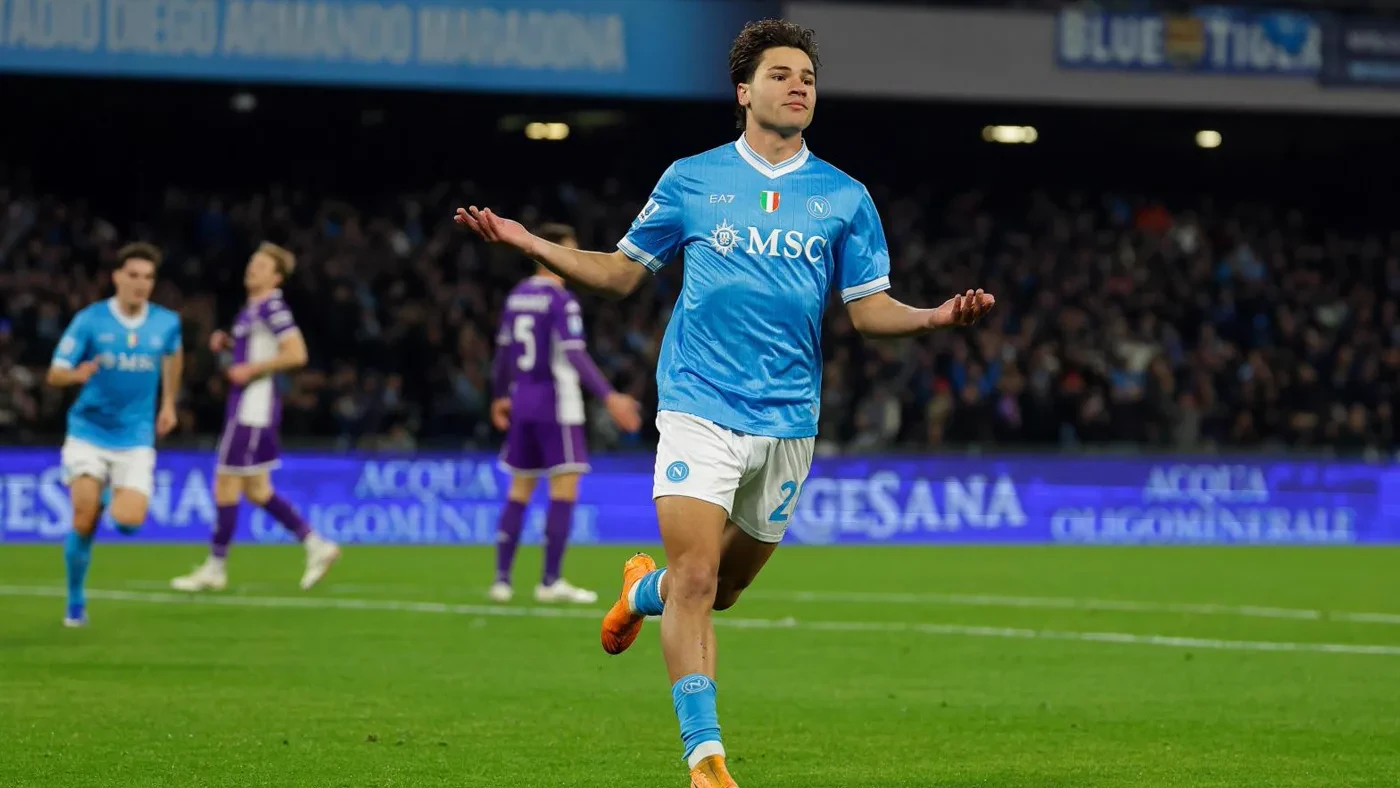 Antonio Vergara thi đấu cho Napoli tại sân Maradona