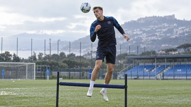 Lorenzo Lucca luyện đánh đầu tại Napoli
