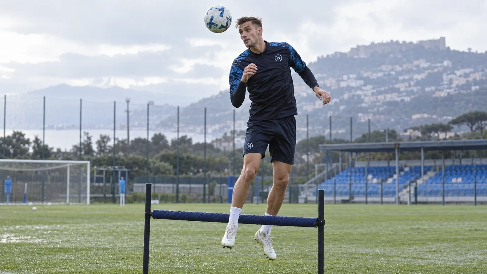 Lorenzo Lucca luyện đánh đầu tại Napoli