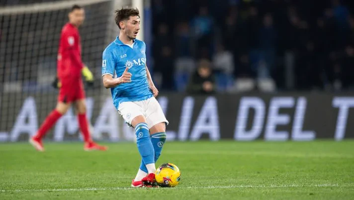 Billy Gilmour kiểm soát bóng trong màu áo Napoli