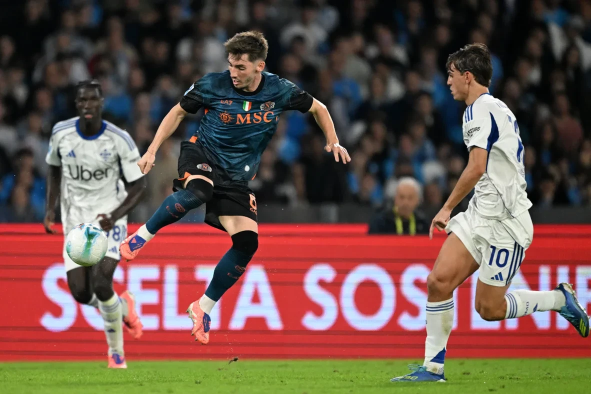 Billy Gilmour đưa bóng qua sức ép của đối thủ trong trận đấu của Napoli