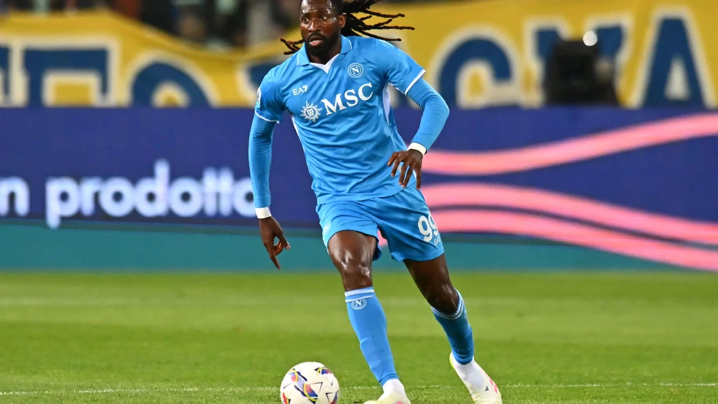 Frank Anguissa kéo bóng trong màu áo Napoli