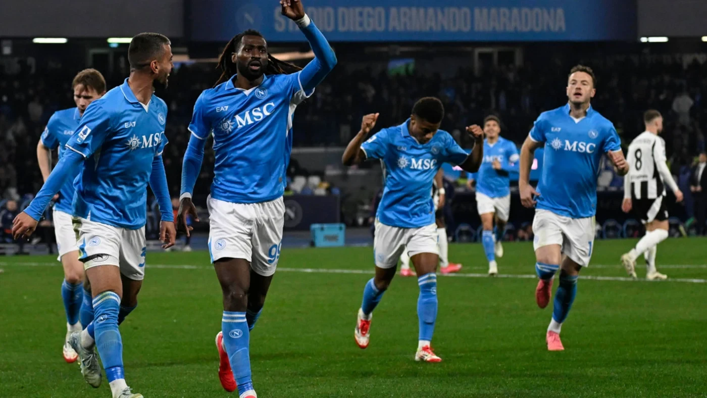 Frank Anguissa cùng đồng đội Napoli sau một tình huống ghi bàn