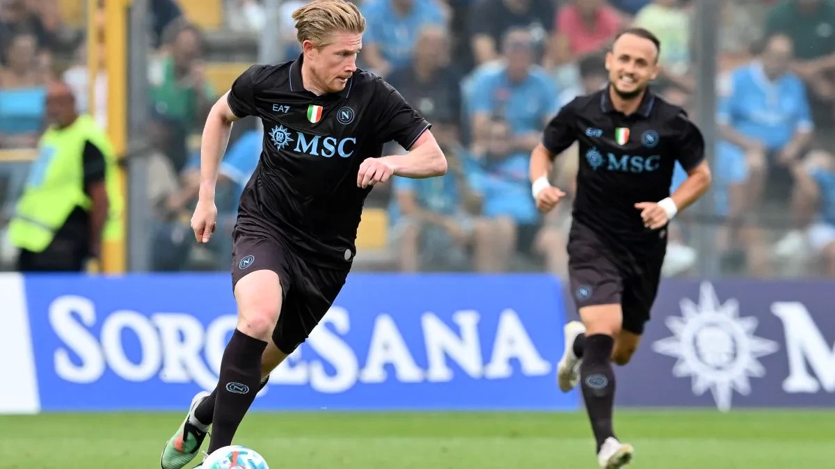 Kevin De Bruyne dẫn bóng trong màu áo Napoli
