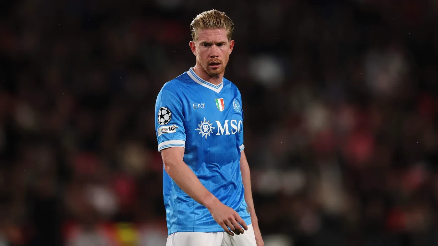 Kevin De Bruyne quan sát khoảng trống trong trận đấu của Napoli
