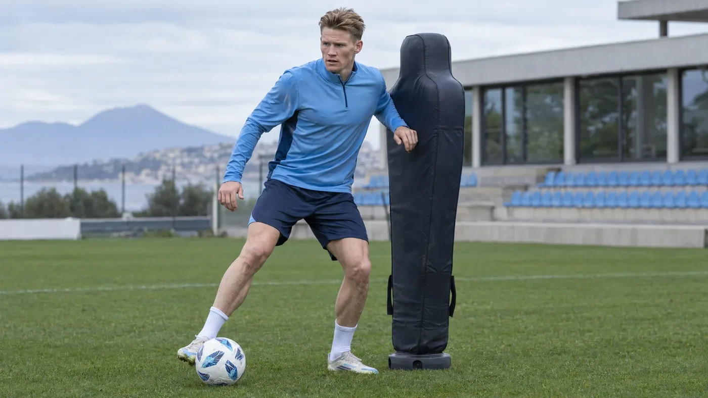 Scott McTominay thực hiện bài tập che bóng và giữ thăng bằng