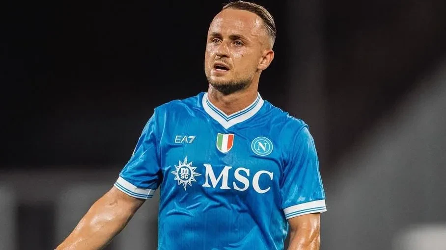Stanislav Lobotka quan sát trung lộ trong màu áo Napoli