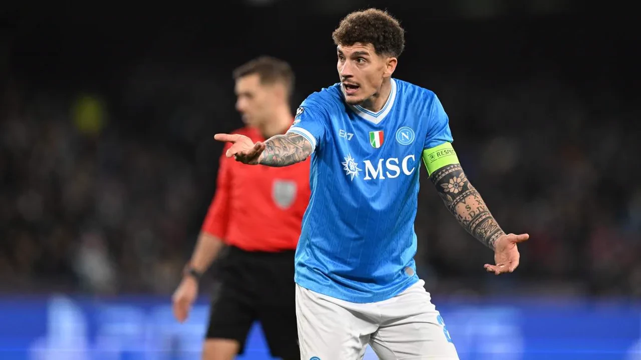 Giovanni Di Lorenzo đeo băng đội trưởng Napoli và ra hiệu trên sân