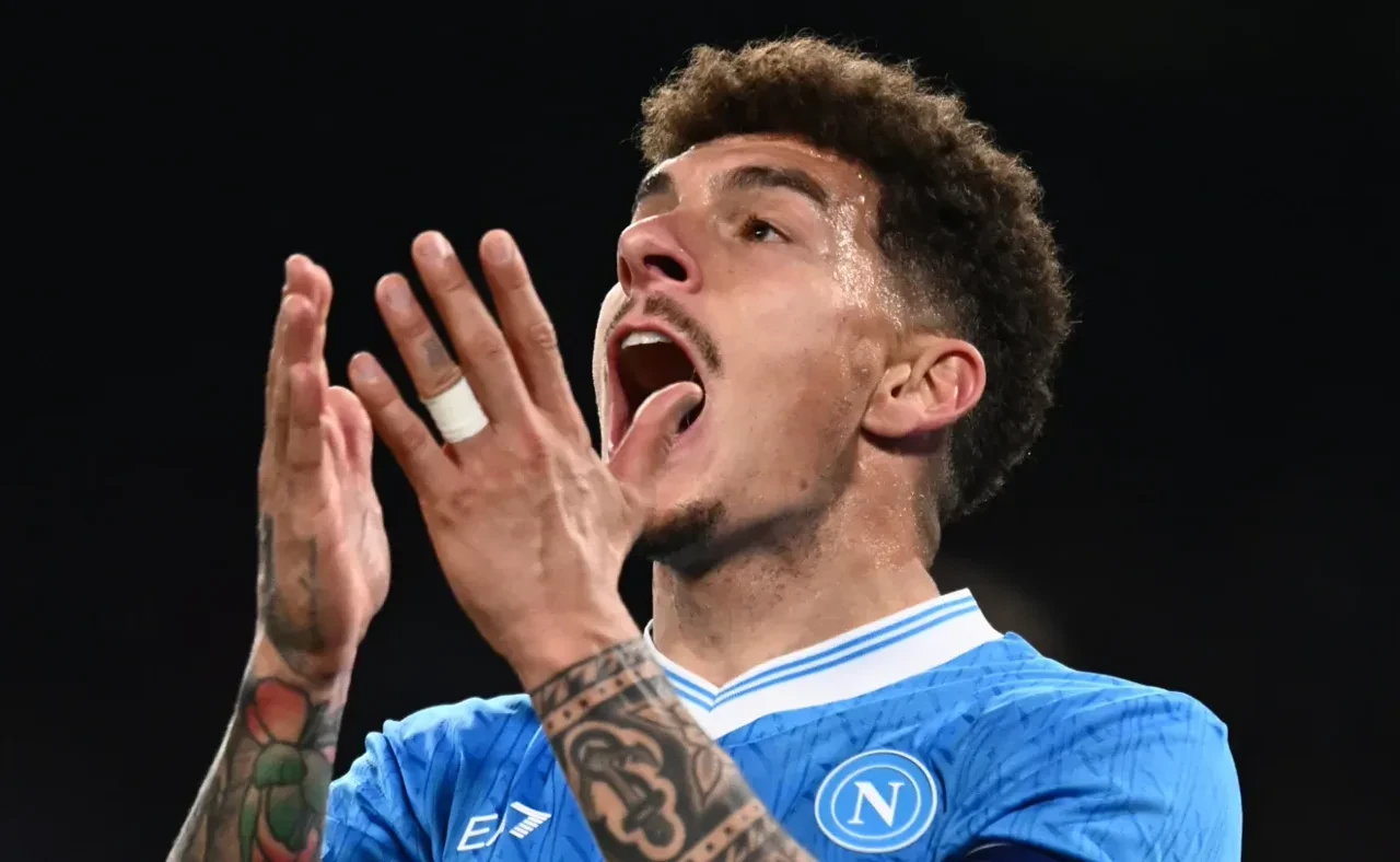 Giovanni Di Lorenzo vỗ tay trong trang phục Napoli với băng đội trưởng